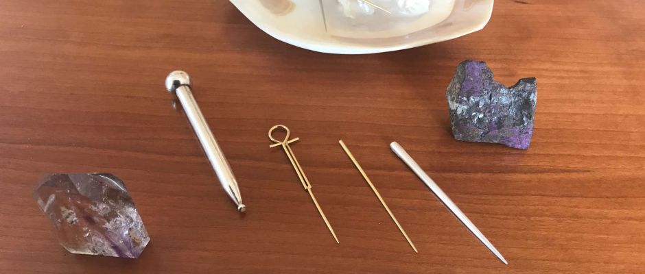 Hier Stifte aus Gold, Silber und Platin, mit denen die Stimulation durchgeführt wird. Kleine Kugeln aus vergoldetem Stahl dienen zur Wirkungsverstärkung nach der Behandlung.